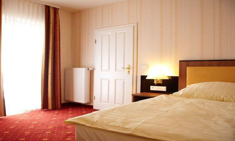 Alte Landratsvilla Hotel Bender Westerburg  Exterior photo
